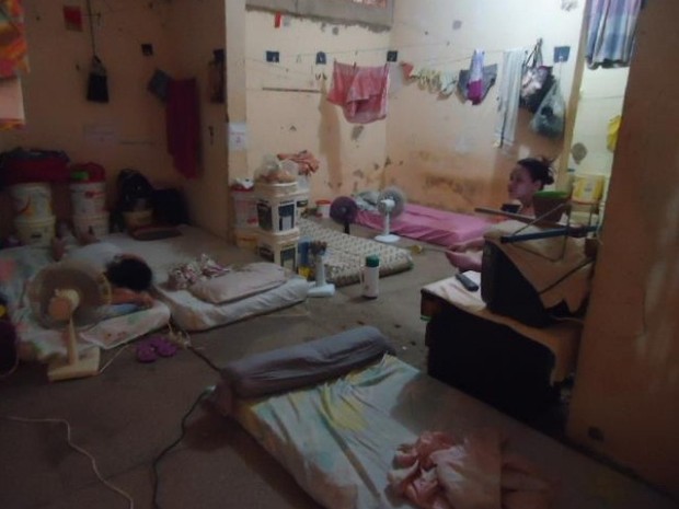 Na Ala Feminina do Complexo Penal Estadual Agrícola Dr. Mário Negócio, em Mossoró, não há camas. As presas dormem em colchões no chão (Foto: Pastoral Carcerária)