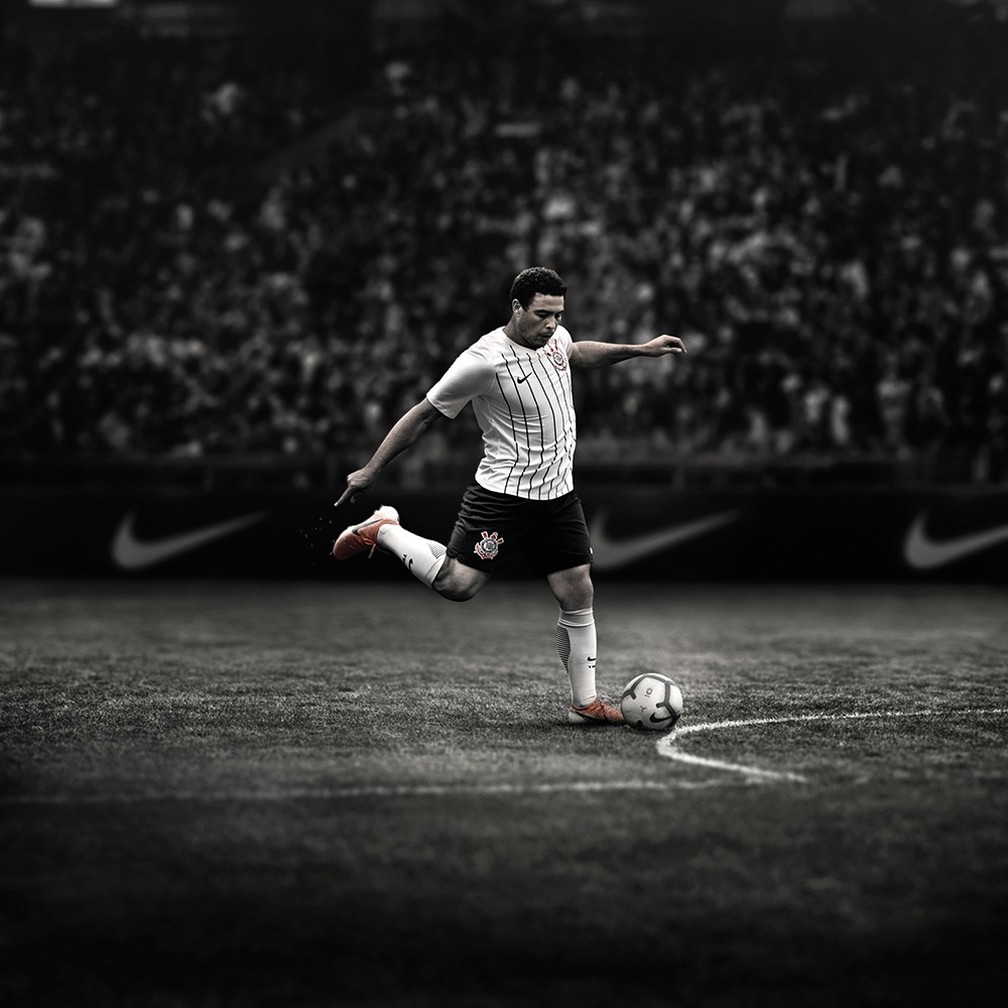 Ronaldo com a nova camisa do Corinthians &mdash; Foto: Divulga&ccedil;&atilde;o