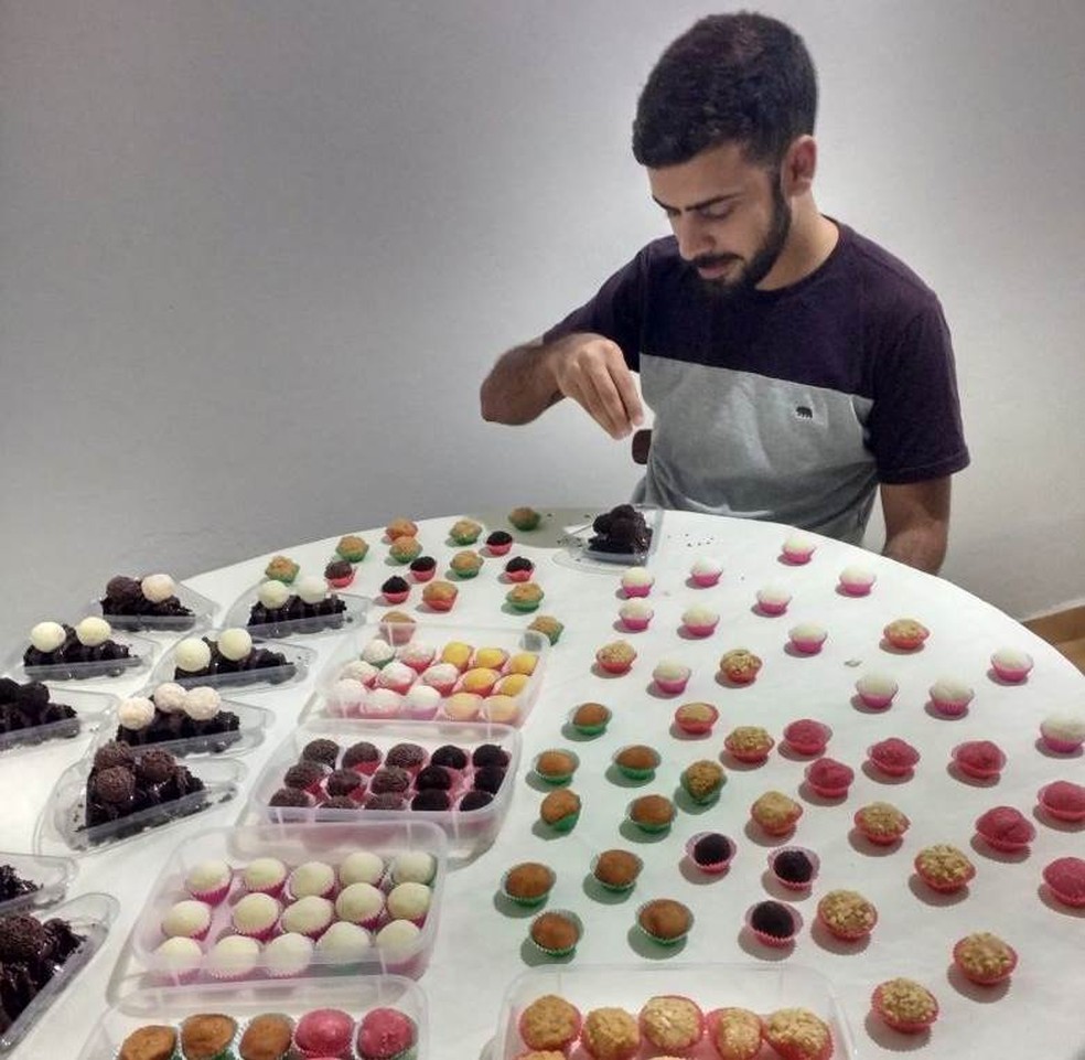 Jovem Abre Loja Online De Doces Para Ajudar A Pagar A