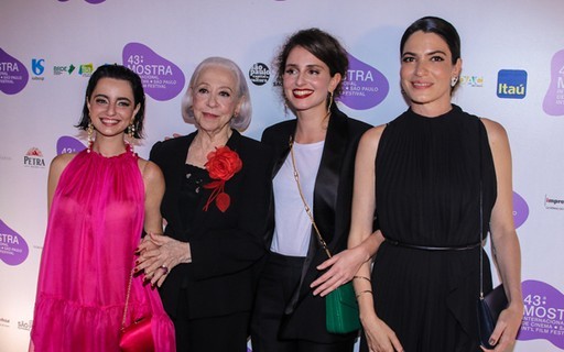Fernanda Montenegro e mais famosos vão a première de 'A Vida Invisível'