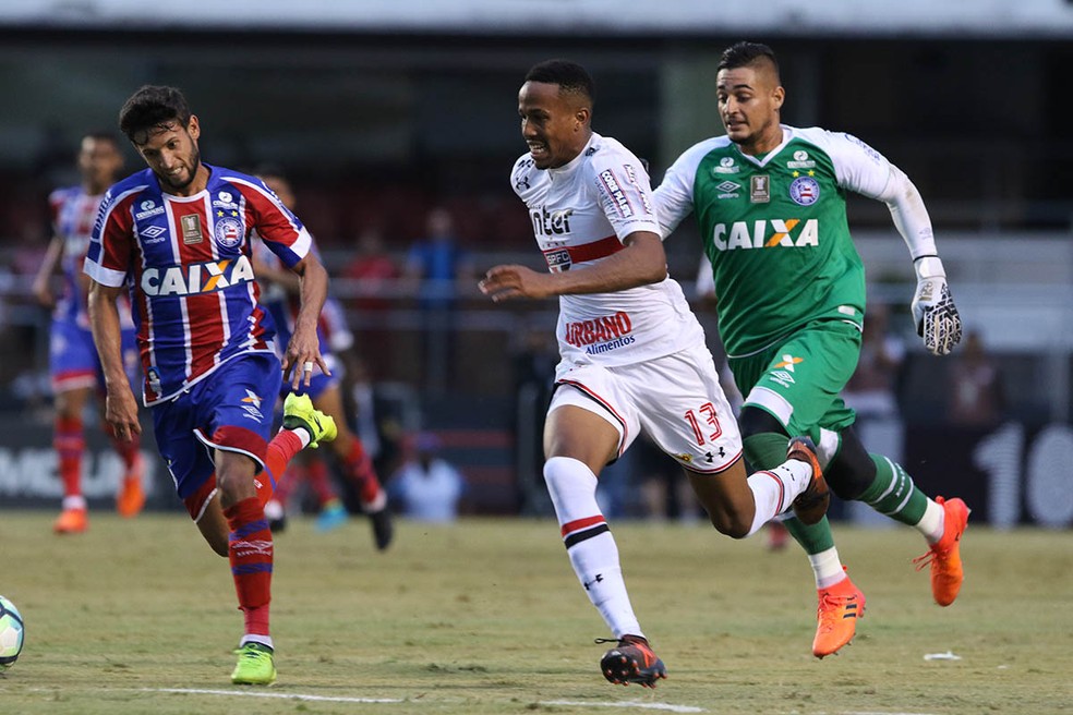 Jean (à dir.), goleiro do Bahia, em duelo com o São Paulo no domingo (Foto:  Rubens Chiri/saopaulofc.net)