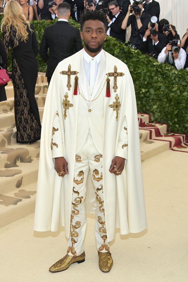 NEW YORK, NY - MAY 07:  Chadwick Boseman attends the Heavenly Bodies: Fashion & The Catholic Imagination Costume Institute Gala at The Metropolitan Museum of Art on May 7, 2018 in New York City.  (Photo by Neilson Barnard/Getty Images) (Foto: Getty Images)