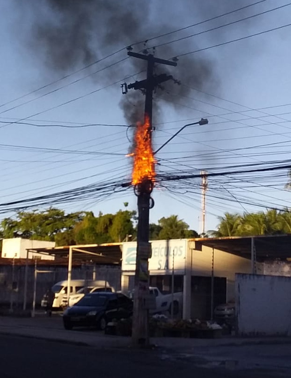 Poste pegou fogo na Avenida Cachoeira do Meirim, no Benedito Bentes â Foto: Arquivo Pessoal 