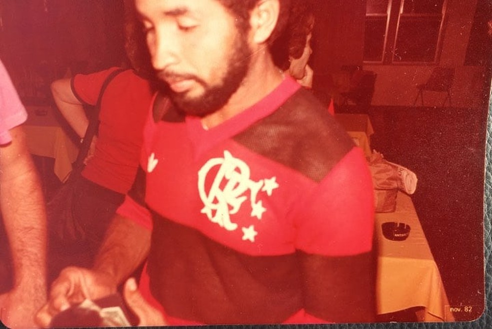 Moraes, torcedor fan&aacute;tico pelo Flamengo, em foto tirada em 1982 &mdash; Foto: Reprodu&ccedil;&atilde;o/Facebook