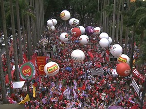 Manifestantes fazem protesto contra o impeachment na Praça da Sé (Foto: GloboNews/Reprodução)