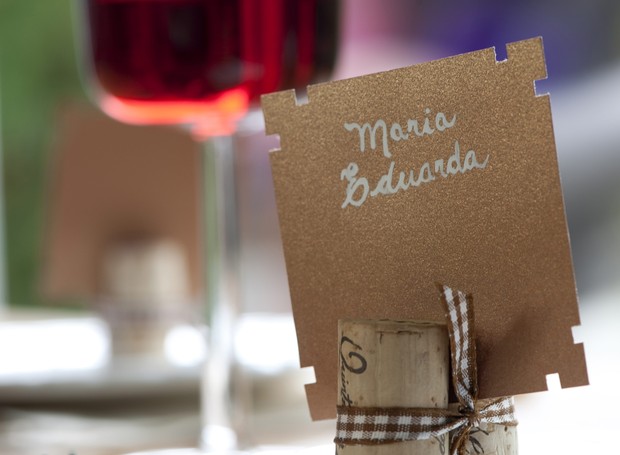 Duas rolhas e uma fita são suficientes para apoiar o cartão com o nome do convidado que chega para a festa e logo encontrar seu lugar à mesa marcado (Foto: Iara Venanzi/Editora Globo)