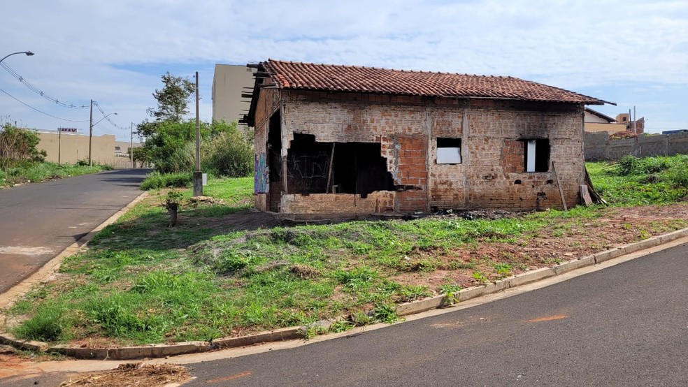 Casa abandonada onde o idoso foi encontrado em Rio Preto — Foto: Monize Poiani/TV TEM