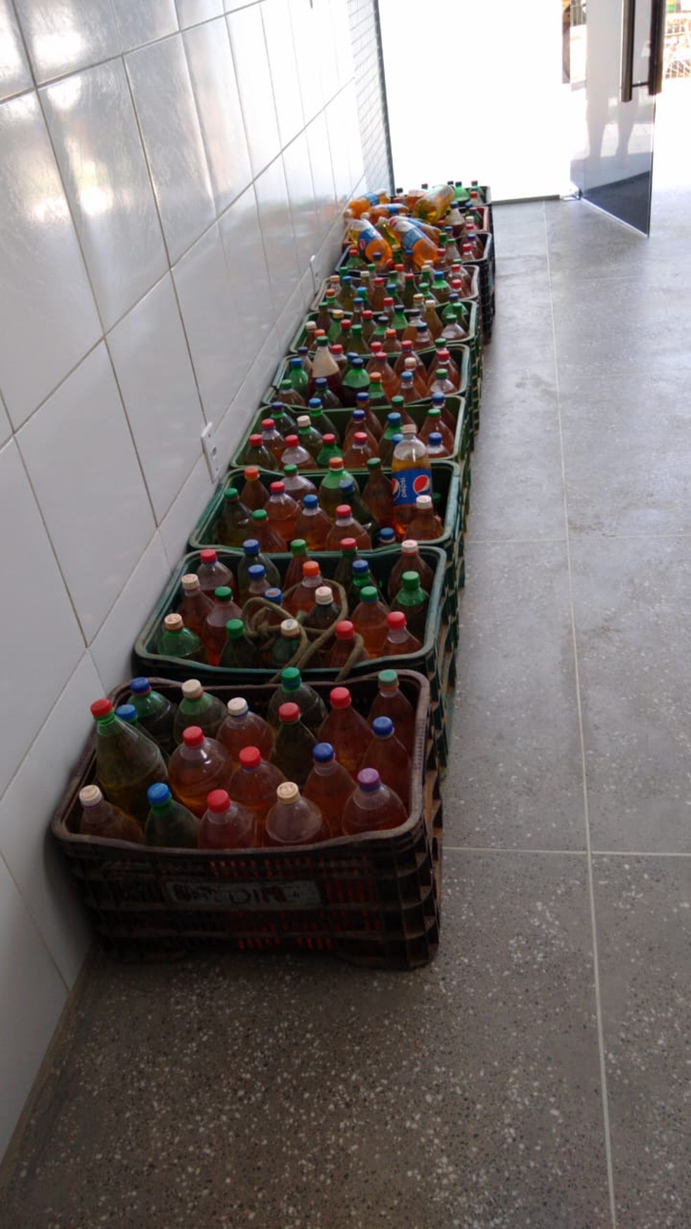 Combustível era armazenado, de forma irregular, em garrafas pet — Foto: Divulgação