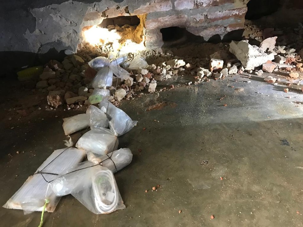 Celulares e carregadores estavam enrolados em sacos escondidos dentro de buracos em presídio — Foto: Sesp-MT