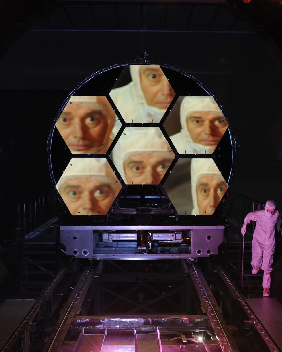 Cientista da Nasa, Mark Clampin, é refletido nos espelhos do James Webb, durante teste criogênico em abril de 2011.  — Foto: Ball Aerospace/NASA