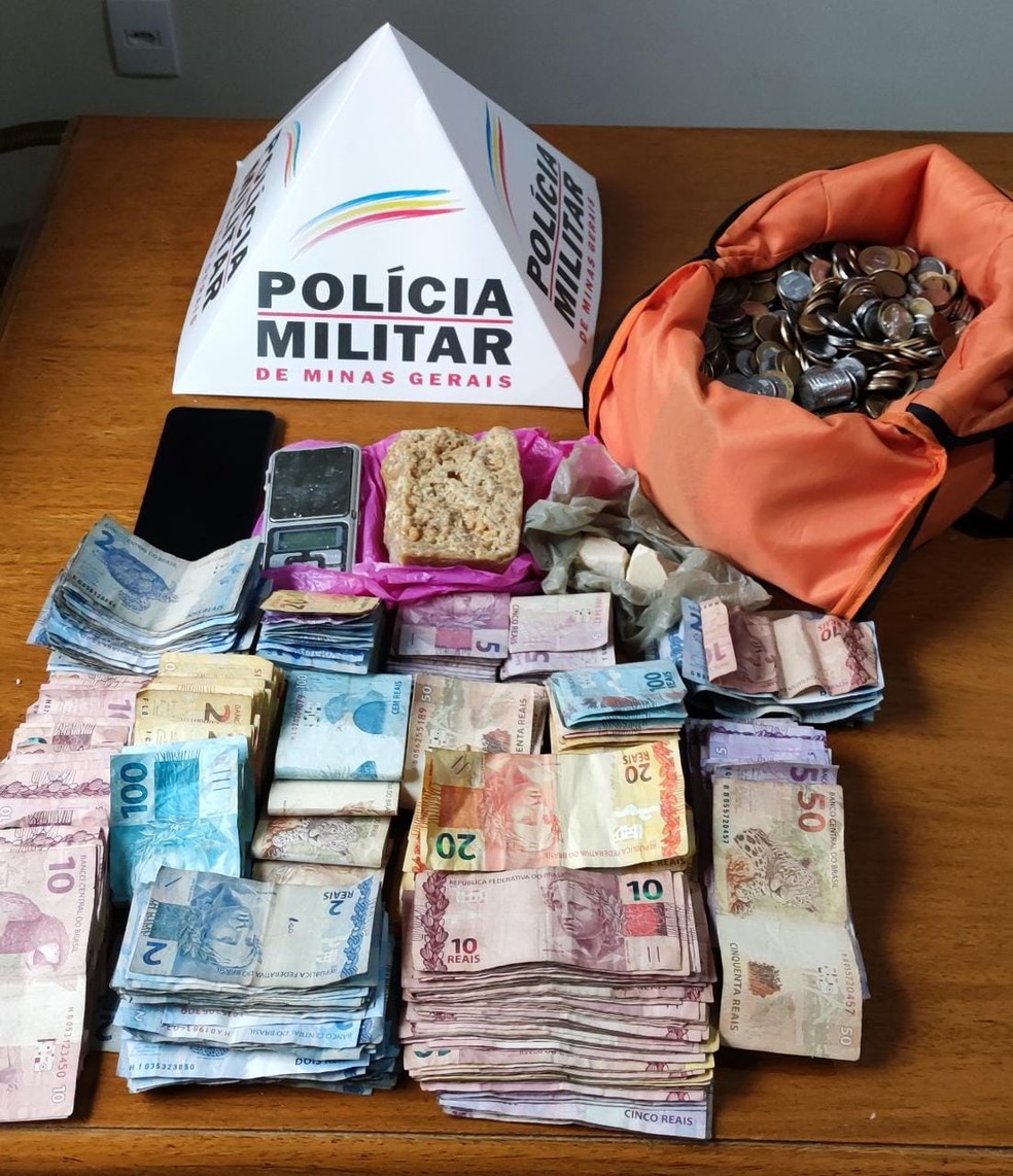 Quadrilha que lavava dinheiro do tráfico de drogas em casa noturna é presa em Varginha — Foto: Polícia Militar