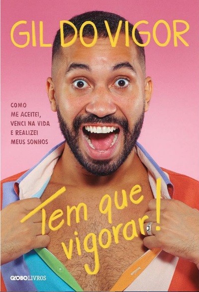 Gil do Vigor mostra capa de seu livro, 'Tem que vigorar' - Patrícia Kogut, O Globo