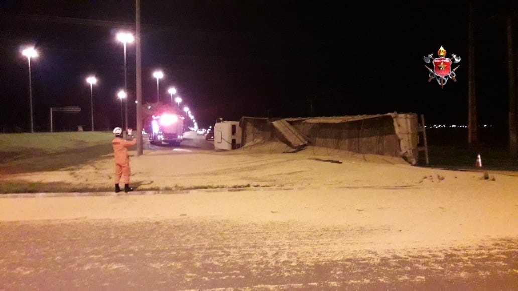 Carreta tomba e derrama 31 toneladas de soja em rodovia do DF