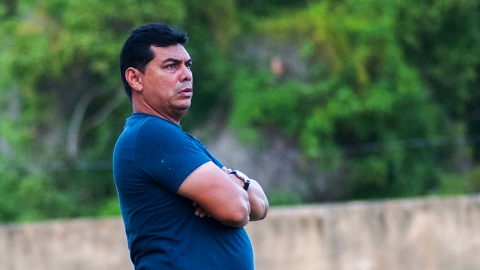 O técnico Marquinhos Piter em amistoso do GAS contra o Santa Cruz do Limão — Foto: Hélio Garcias