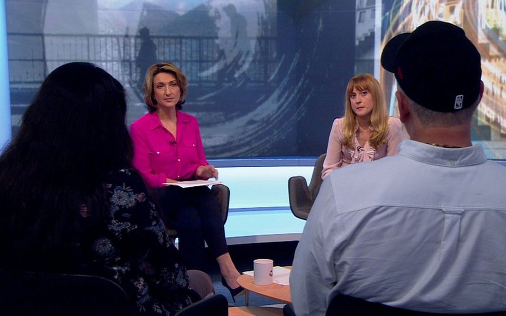Sarah e John (de costas) disseram no programa Victoria Derbyshire que foram isolados por seus familiares e amigos (Foto: BBC)