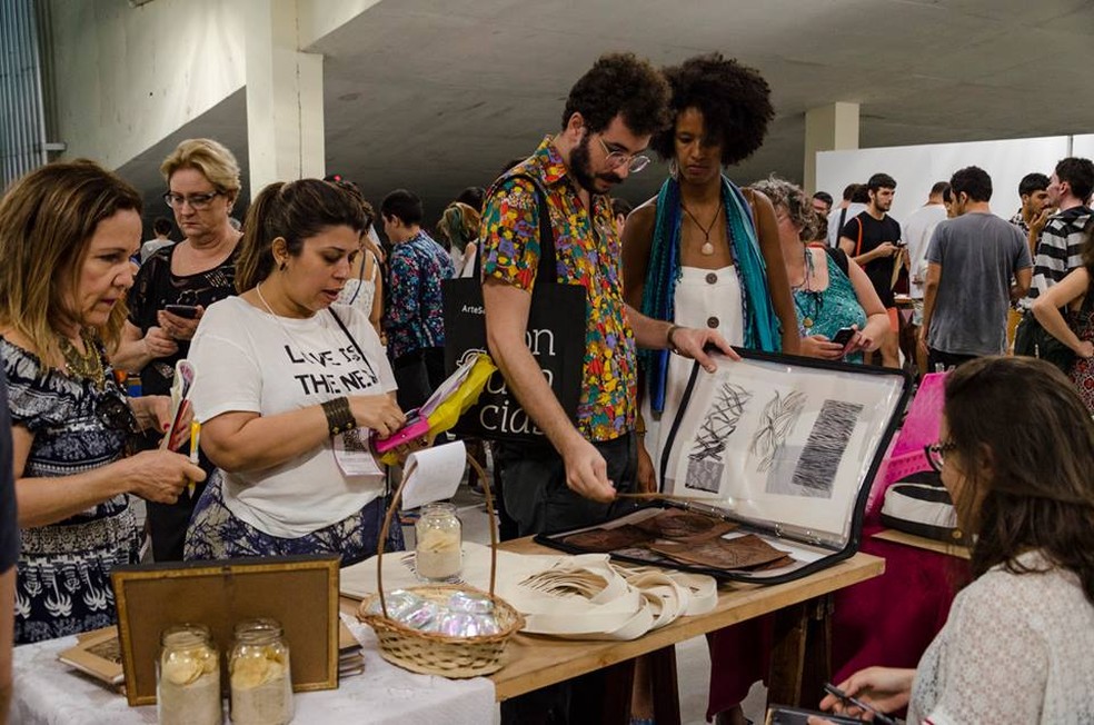 Feira Cria reÃºne trabalhos de artistas com trabalhos desenhados e impressos de maneira independente (Foto: Augustina ArÃ¡n/DivulgaÃ§Ã£o)