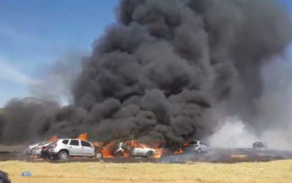  Incêndio destrói 19 carros durante festa de música eletrônica em Goiânia (Foto: Reprodução/TV Anhanguera)