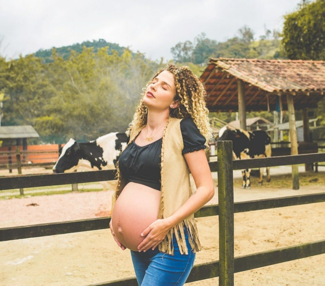 Debby Lagranha exibe o barrigão de nove meses de gestação  (Foto: Reprodução / Instagram )