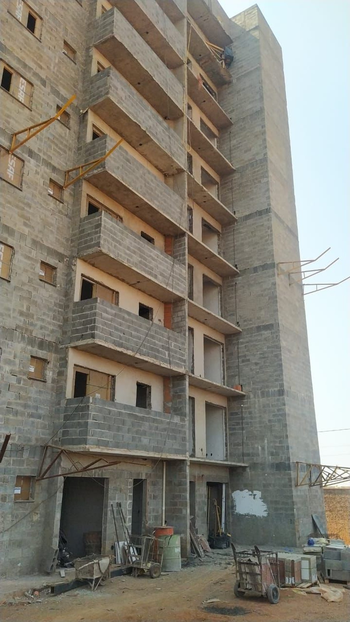 Operário é atingido por carrinho cheio de concreto que caiu do 5º andar