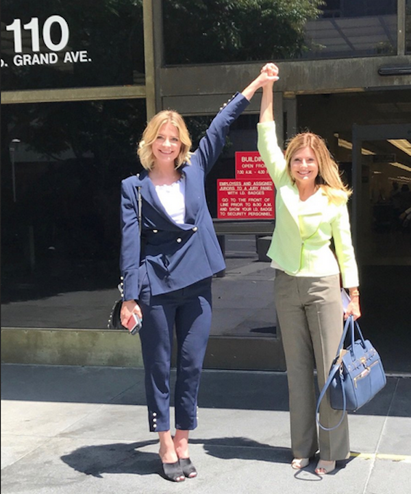 A atriz Mischa Barton e sua advogada celebram a vitória na Justiça (Foto: Twitter)