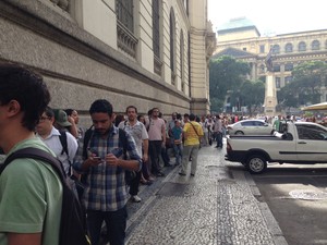 Público enfrenta fila para assistir à primeira reunião da CPI dos Ônibus, na Câmara Municipal, no Centro do Rio (Foto: Mariucha Machado/G1)