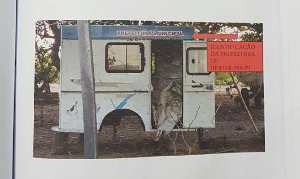 Ambulância foi achada em fazenda já parcialmente destruída — Foto: Divulgação/Polícia Civil
