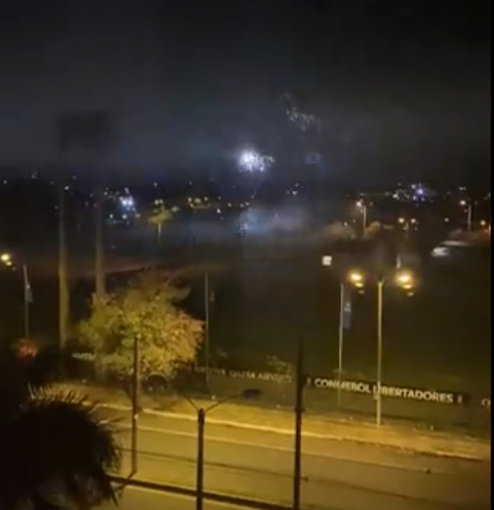 Marcos Braz mostra queima de fogos em frente ao hotel do Flamengo em Assunção — Foto: Reprodução