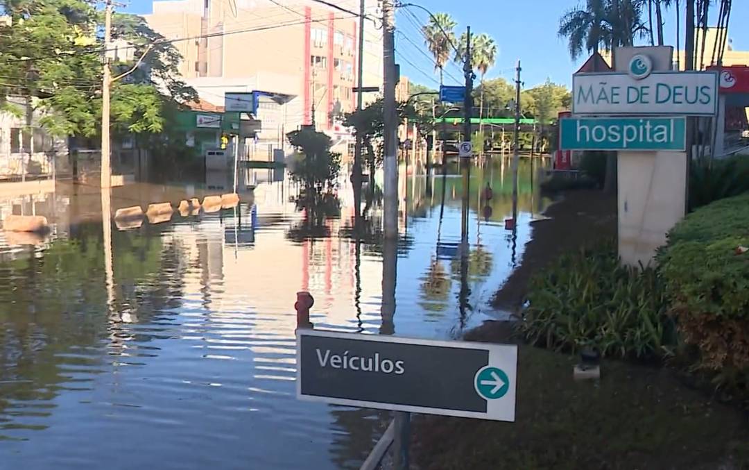 Rua alagada em frente ao Hospital M&atilde;e de Deus, em Porto Alegre