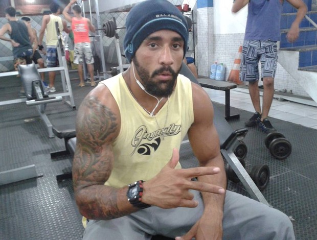 Dudu Bastos intercala os treinos de MMA com malhação pesada em academia (Foto: Divulgação/Arquivo Pessoal)