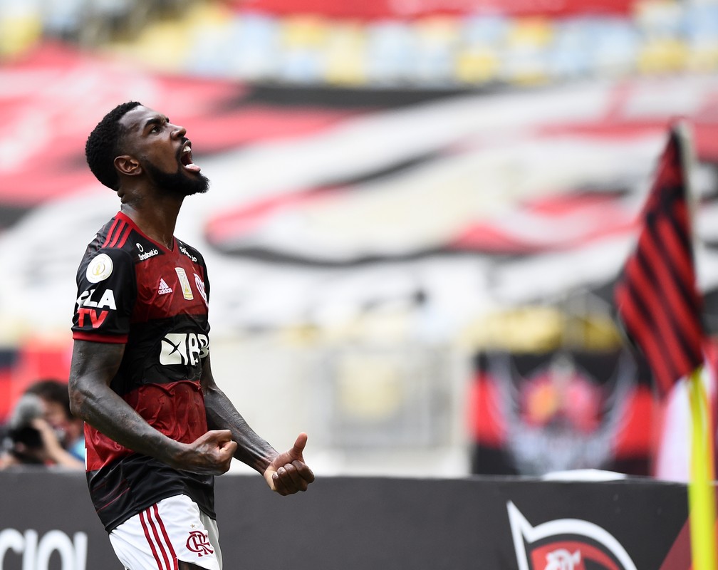 Gerson em a&ccedil;&atilde;o pelo Flamengo no Campeonato Brasileiro de 2020 &mdash; Foto: Andr&eacute; Dur&atilde;o