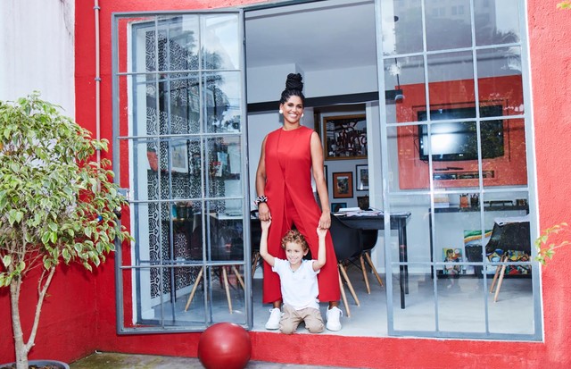 Alexandra Loras e Raphael na campanha Wonder Mom, do Shop2gether (Foto: Divulgação)