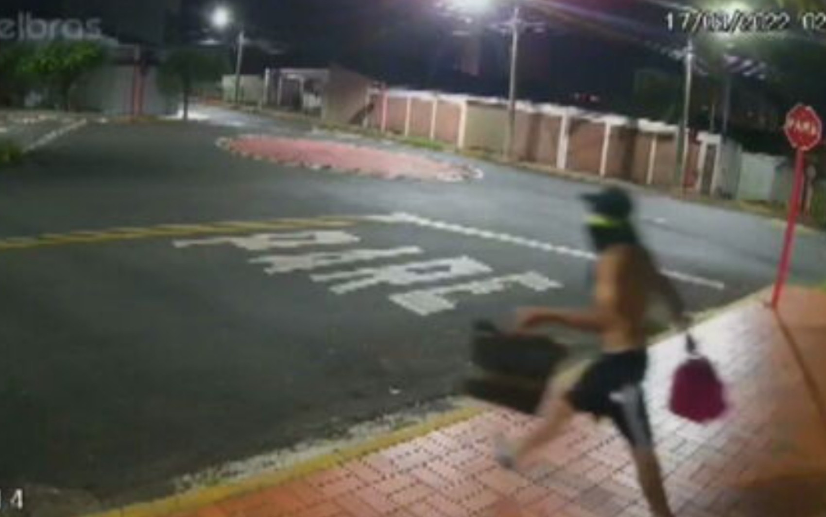 Homem furta chapinha, secador e outros produtos de salão de beleza em Rio Verde; vídeo 