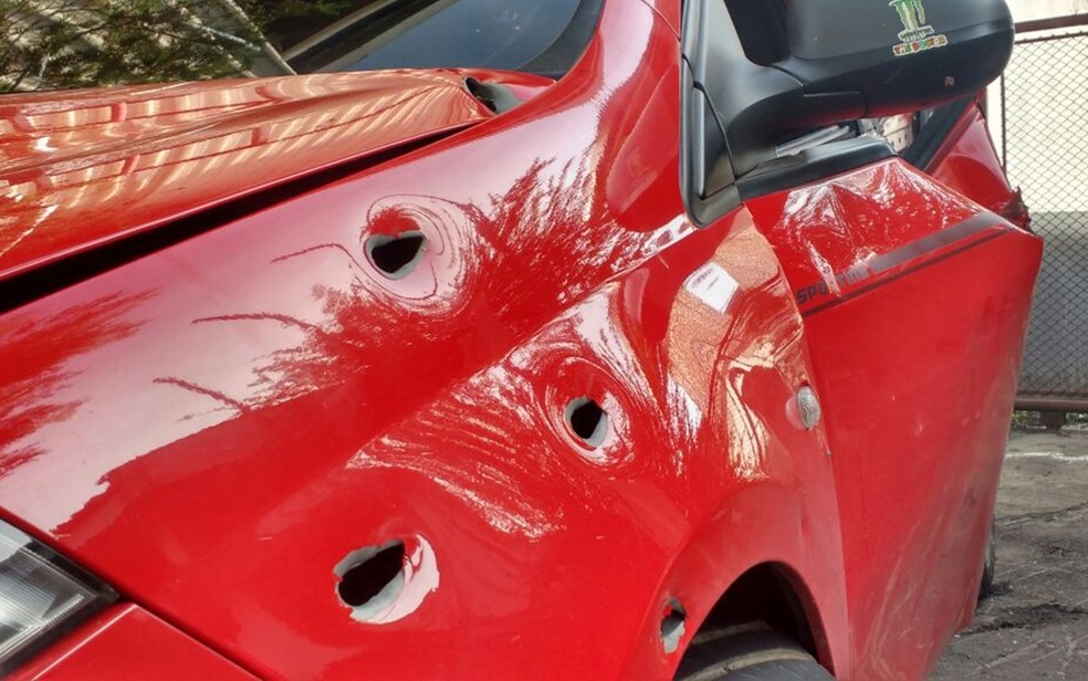 Carro dos suspeitos ficou com as marcas da troca de tiros — Foto: Maiara Barbosa/G1