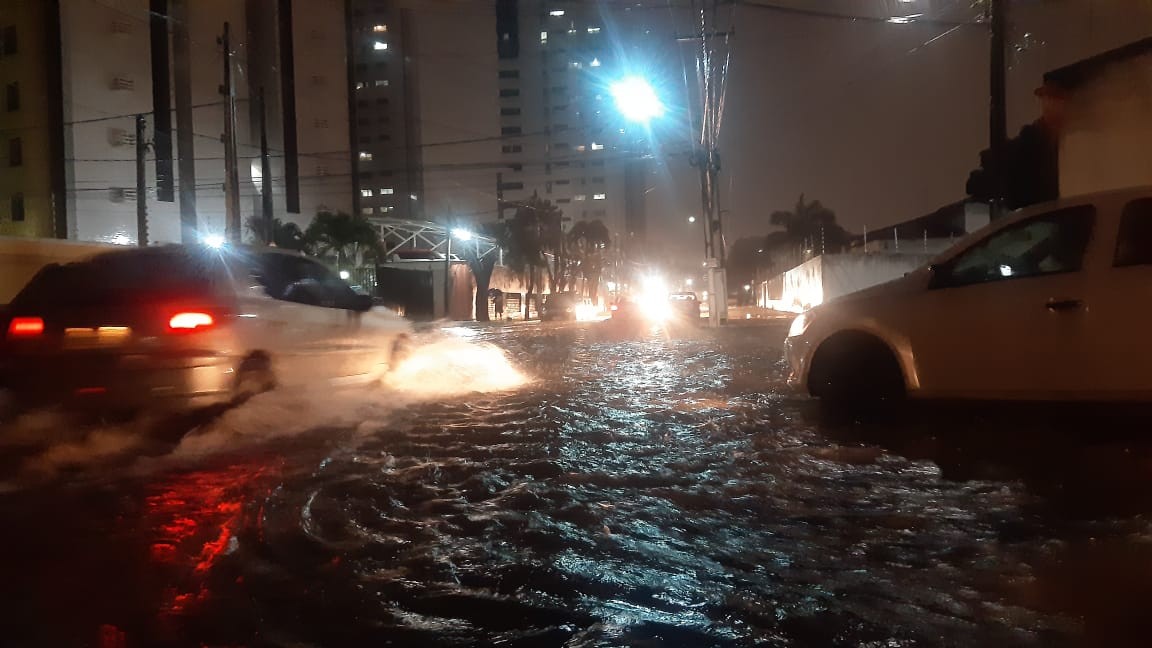 Chuva causa alagamentos em ruas e avenidas de Natal; veja pontos afetados