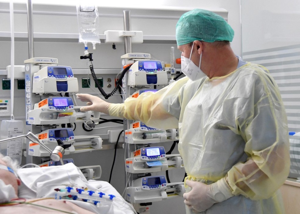 Médico atende paciente em unidade de tratamento intensivo em Salzburg, na Áustria, em 17 de novembro de 2021 — Foto: Barbara Gindl/AFP