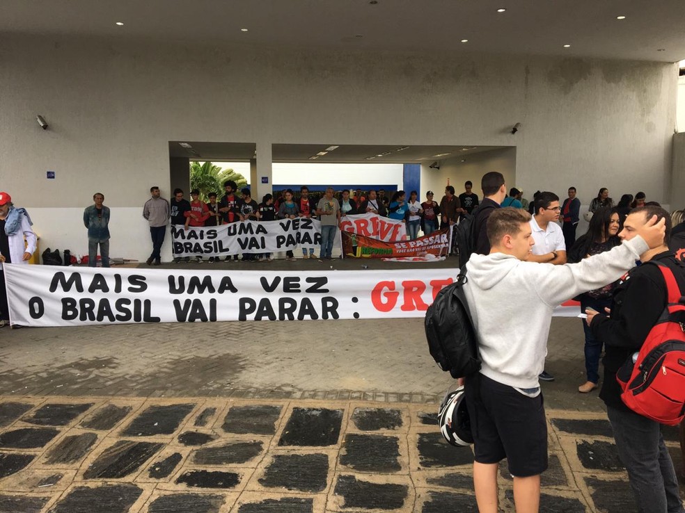 Manifestantes bloquearam entrada de uma empresa de telemarketing, em Campina Grande, Ã s 6h50 â Foto: Felipe Valentim/TV ParaÃ­ba