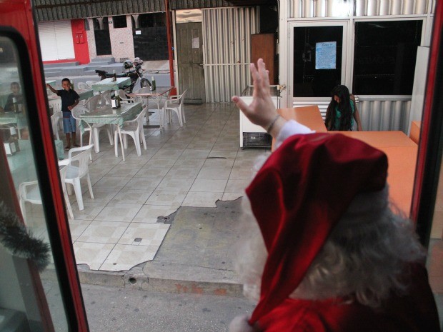 Motorista de ônibus se veste de Papai Noel para distribuir doces