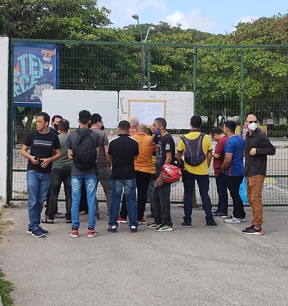 Candidatos voltaram da portão do Campus da Uece no Itaperi, um dos locais de testes — Foto: Gioras Xerez/g1