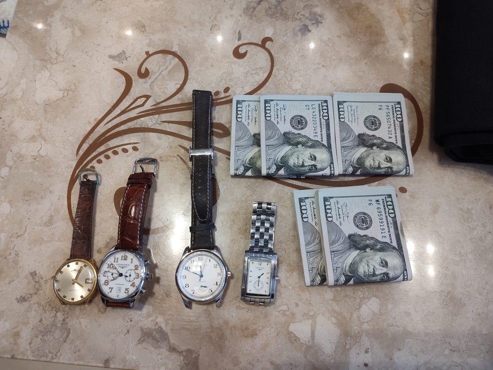 Relógios e notas de dólares foram localizadas em Dourados (MS) — Foto: PF