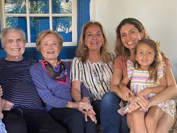 Gloria Menezes entre o marido, Tarcísio Meira, a filha mais velha, Maria Amélia, a neta, Maria Pugliese, e a bisneta, Bella (Foto: Reprodução/Instagram)