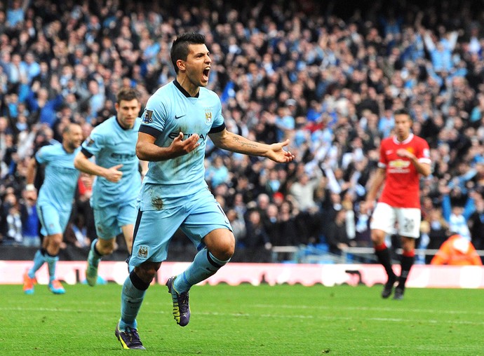 Aguero comemora gol do Manchester City contra o Manchester United (Foto: Agência EFE)