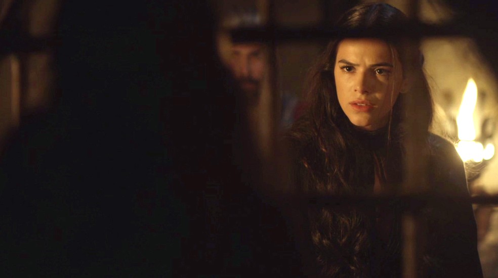 Catarina é ameaçada por Lucíola (Foto: TV Globo)