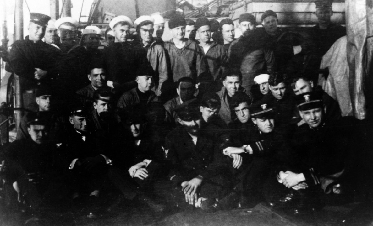 Sobreviventes do USS Jacob Jones após o resgate do navio  (Foto: Naval History and Heritage Command/ Cortesia do Comandante Donald J. Robinson )