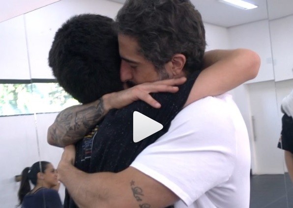 Marcos Mion abraça Romeo (Foto: Reprodução/ Instagram)