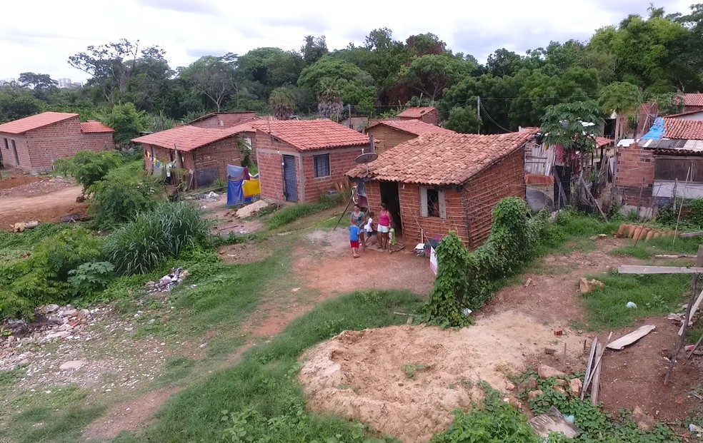 Família mora na ocupação Terra Prometida, na Zona Sul de Teresina. — Foto: Neyara Pinheiro/TV Clube