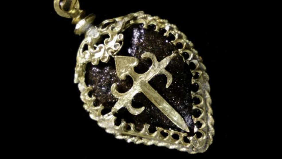 Pingente em ouro representando a Cruz de Santiago encontrado em região do naufrágio — Foto: Allen Exploration via BBC