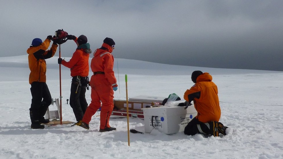 Pesquisadores coletam núcleos de gelo para desvendar informações sobre as mudanças climáticas através dos anos — Foto: British Antartic Survey/BBC