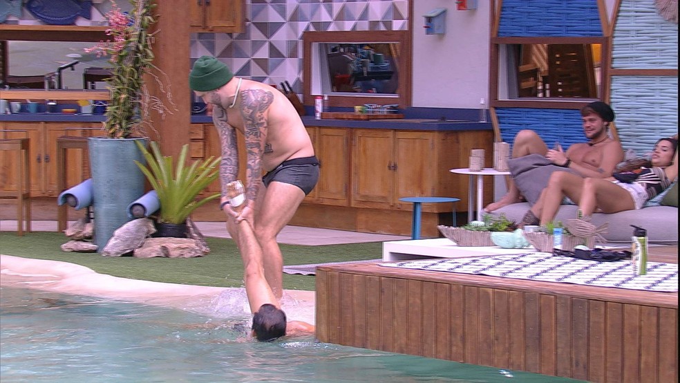 Caruso Ajuda Kaysar A Entrar Na Piscina Agora Na Casa Gshow