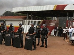 Batalhão de Choque foi chamado para acompanhar protesto, em Luziânia, Goiás (Foto: Reprodução/ TV Anhanguera)