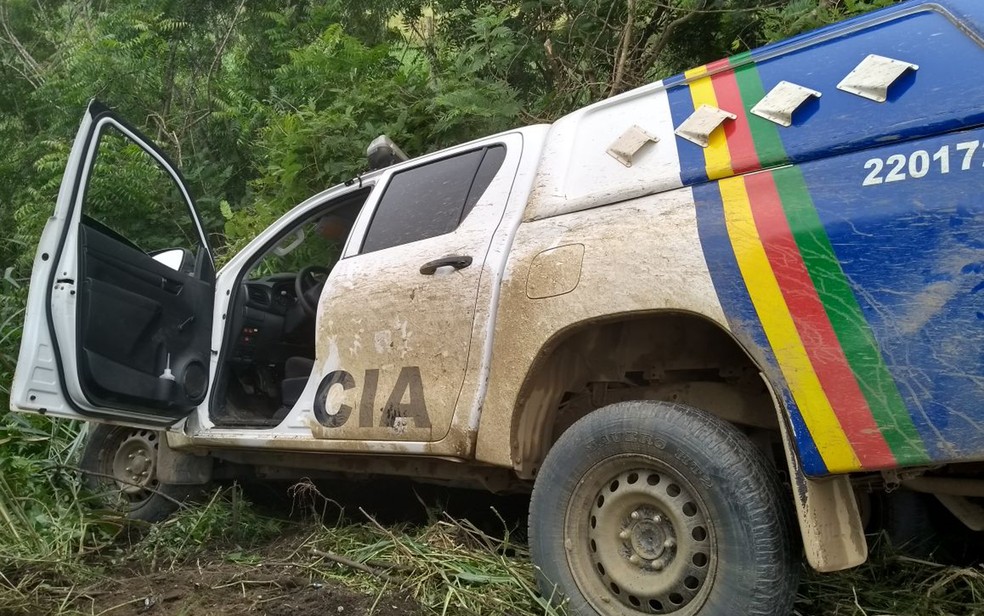 Viatura da PM tombou durante perseguição policial na Zona da Mata Norte de Pernambuco (Foto: Reprodução/WhatsApp)